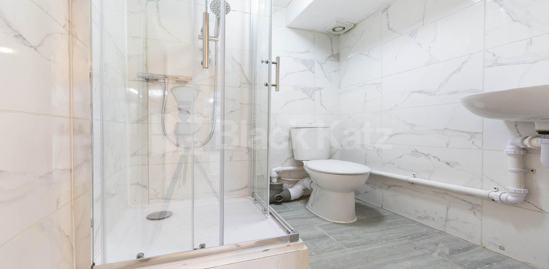 Spacious 3/4 bedrroom house with 4 shower rooms and access to a private garden Antill Road , Seven Sisters